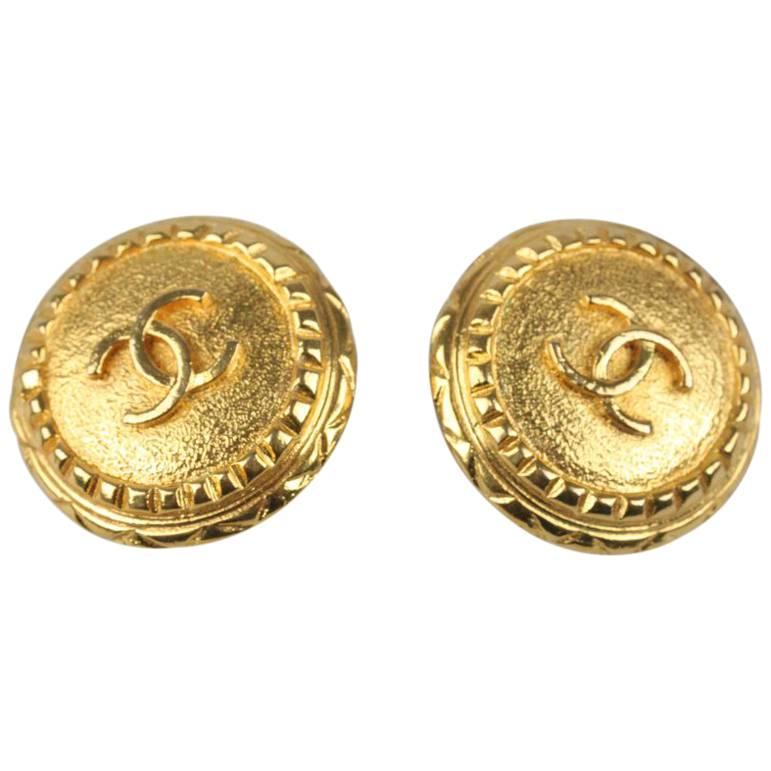 CHANEL Vintage Gold Metal Round Clip On CC Logo Earrings