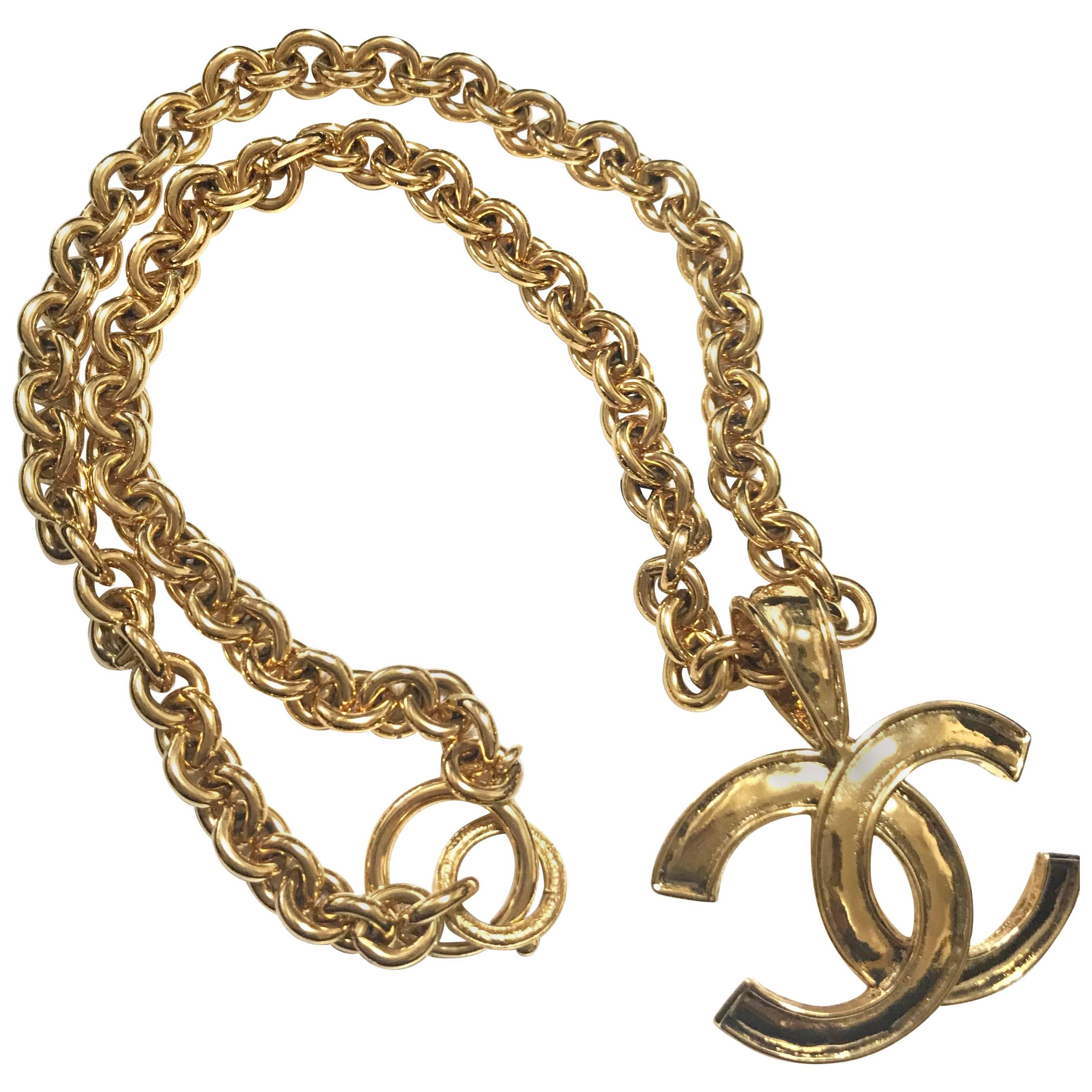 MINT. Vintage CHANEL golden chain necklace with large CC mark logo pendant top. 