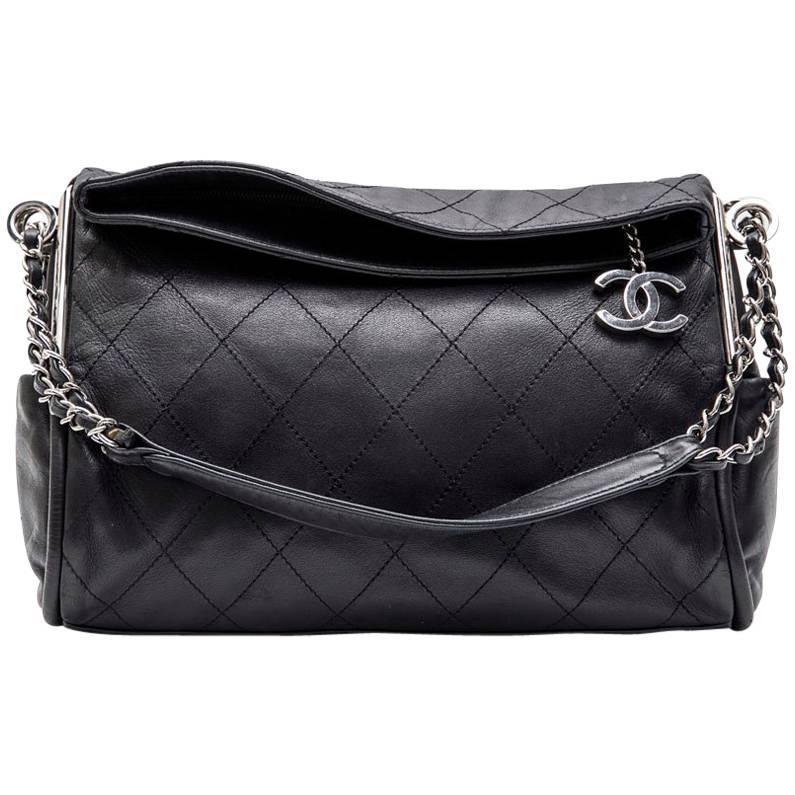 CHANEL Bag in Black Quilted Lambskin