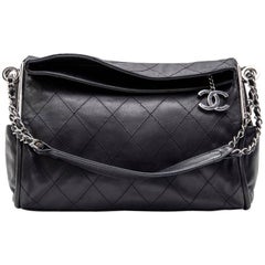 CHANEL Bag in Black Quilted Lambskin
