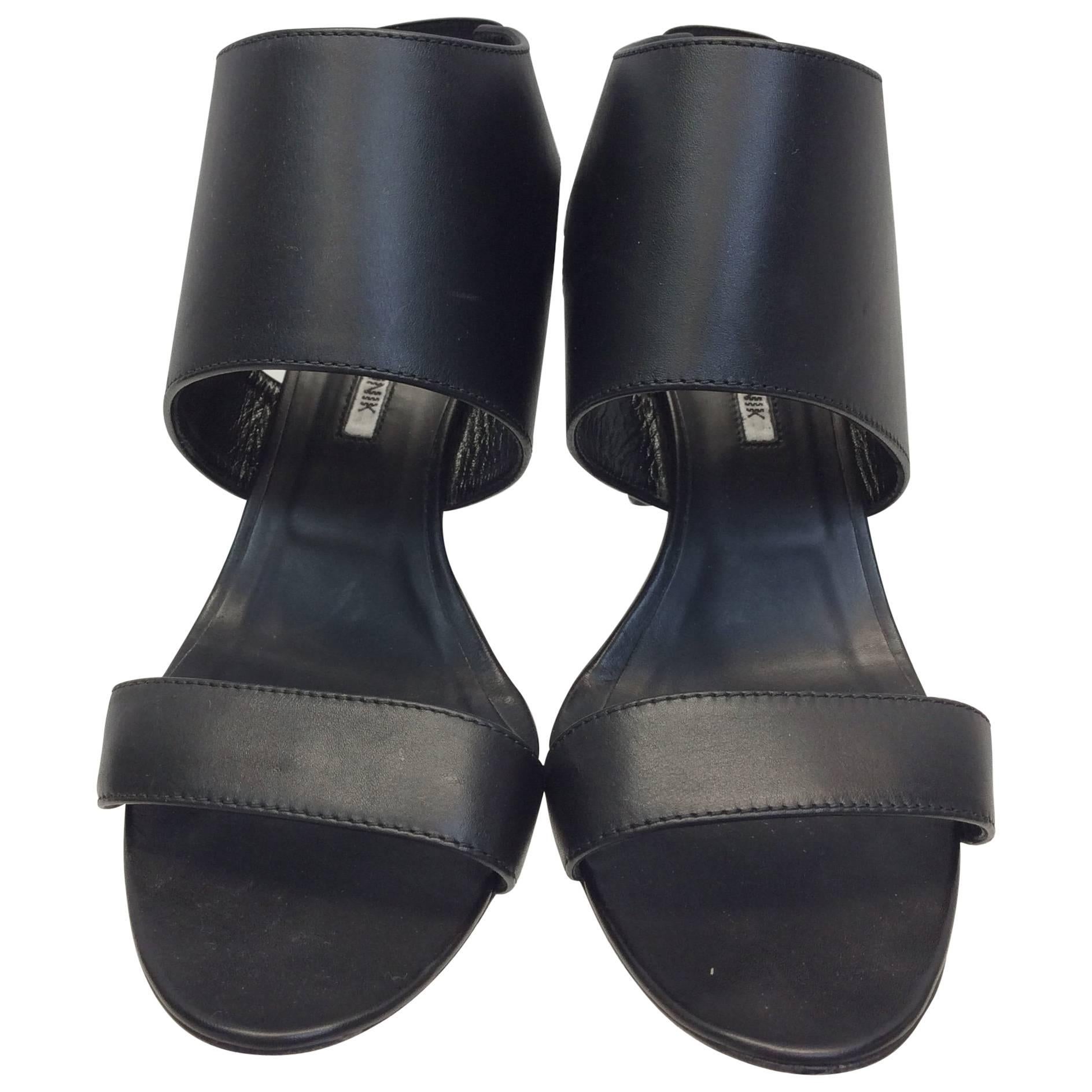 Manolo Blahnik Black Leather Heels For Sale