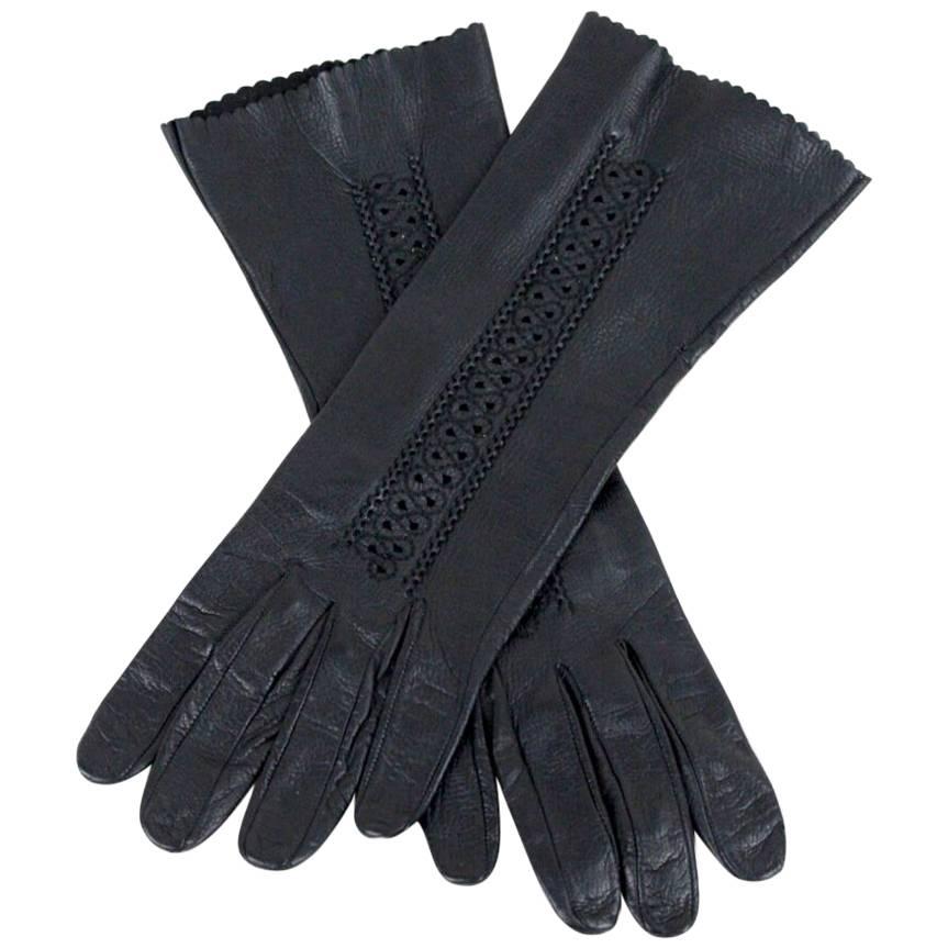 Schwarze glänzende Lederhandschuhe mit Ausschnittsdetails und ornamentalen Nähten, 1960er Jahre