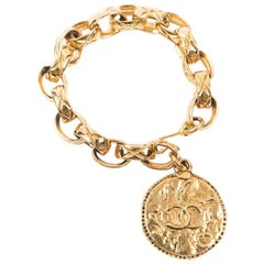 CHANEL Vintage Chain Bracelet and Medal in Gilt Metal