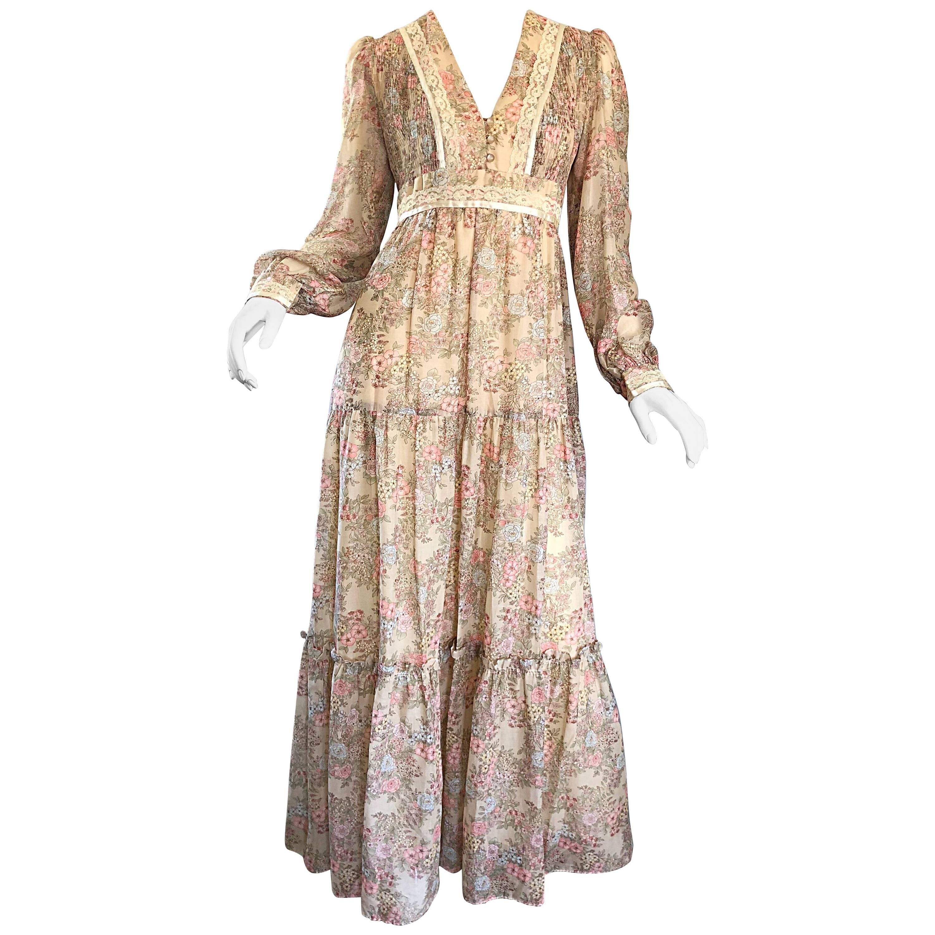 Hübsches langärmeliges Maxikleid aus Baumwoll-Voile und Spitze mit Blumendruck aus den 1970er Jahren im Angebot