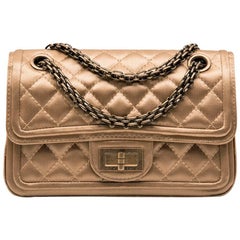 Chanel Goldene Herzogin-Tasche aus Satin „Paris Shanghai“ mit Doppelklappe 