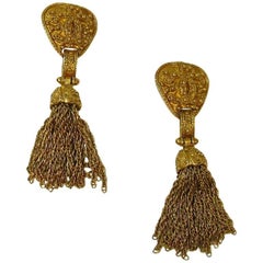 CHANEL Vintage Dangling Clip-on Earrings in Gilt Metal