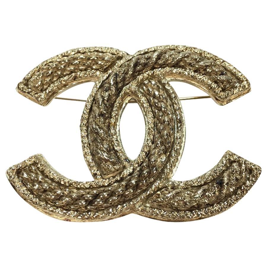 CHANEL Large CC Brooch in Gilt Metal