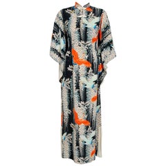 1940er Jahre Hawaiian Novelty Crane-Bird Tropical Print Silk Rayon Pake Muu Gown Dress