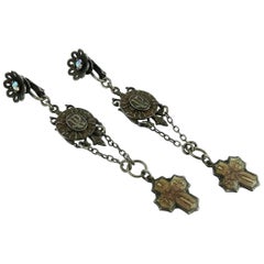 Boucles d'oreilles pendantes à breloques en forme de croix gothique à breloque écaille Jean Paul Gaultier