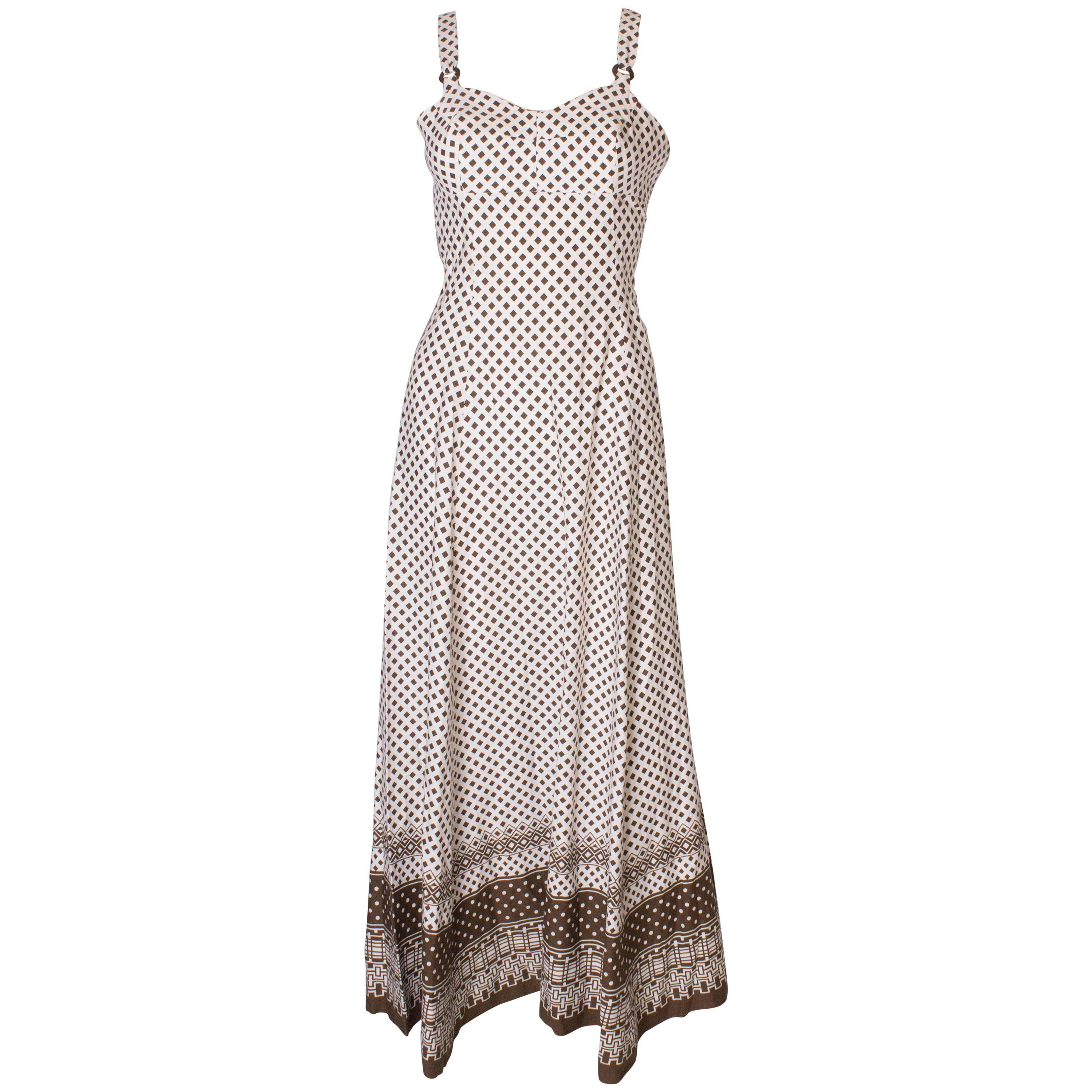 Un vestido largo de verano estampado vintage de los años 70 en marrón y blanco de Horrockses en venta
