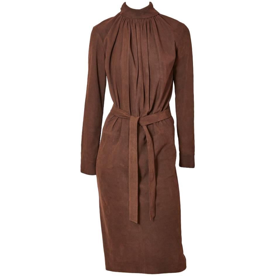 Yves Saint Laurent Rive Gauche Robe en daim ceinturée en vente