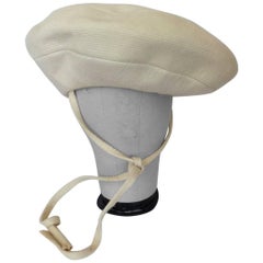 Cappello Tam a piattino in lana color crema di Yves Saint Laurent, anni '60