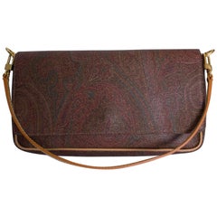 Eine kleine Lederhandtasche mit Paisley-Muster von Etro