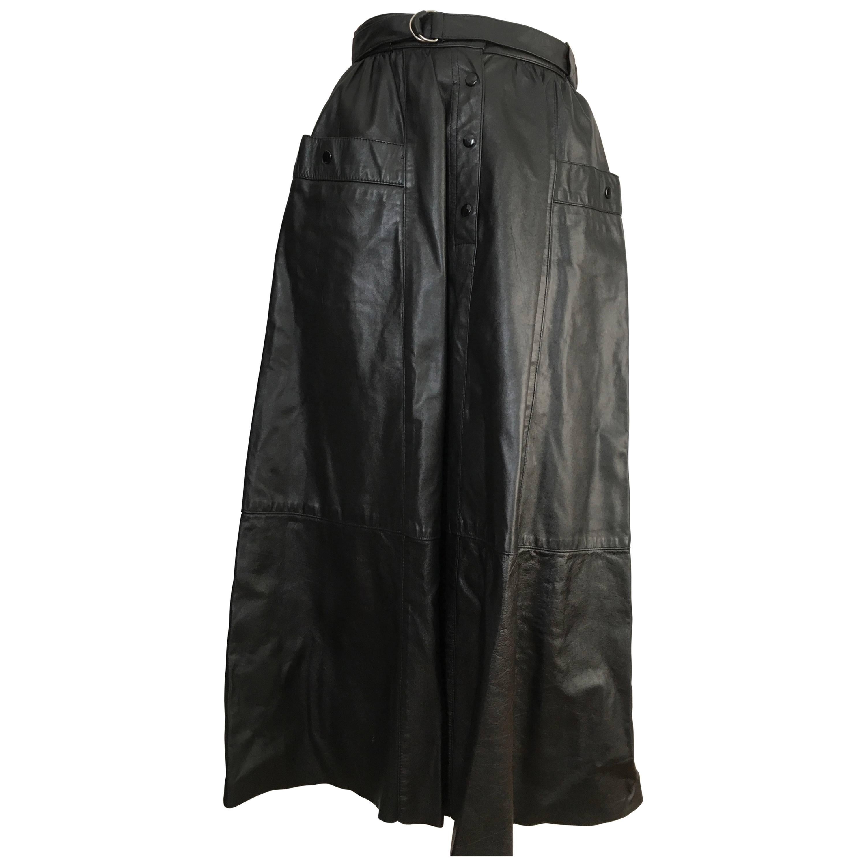 Saks Fifth Avenue 1980s Black Leather A Line Skirt with Pockets Size 4.  For Sale
