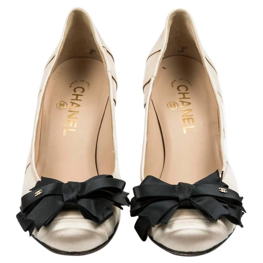 CHANEL High Heels in Beige and Black Duchess Satin Size 37.5 For Sale