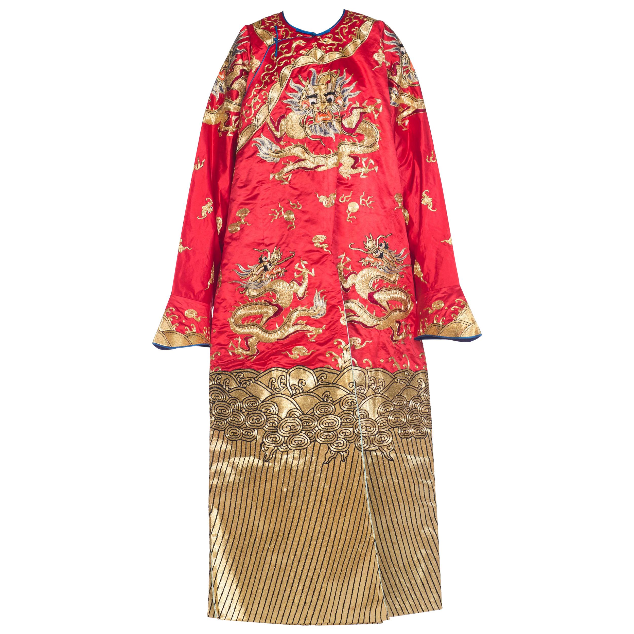 1950er Jahre Rote chinesische Oper in Metallic mit goldenen Drachen bestickt  Kimono-Robe