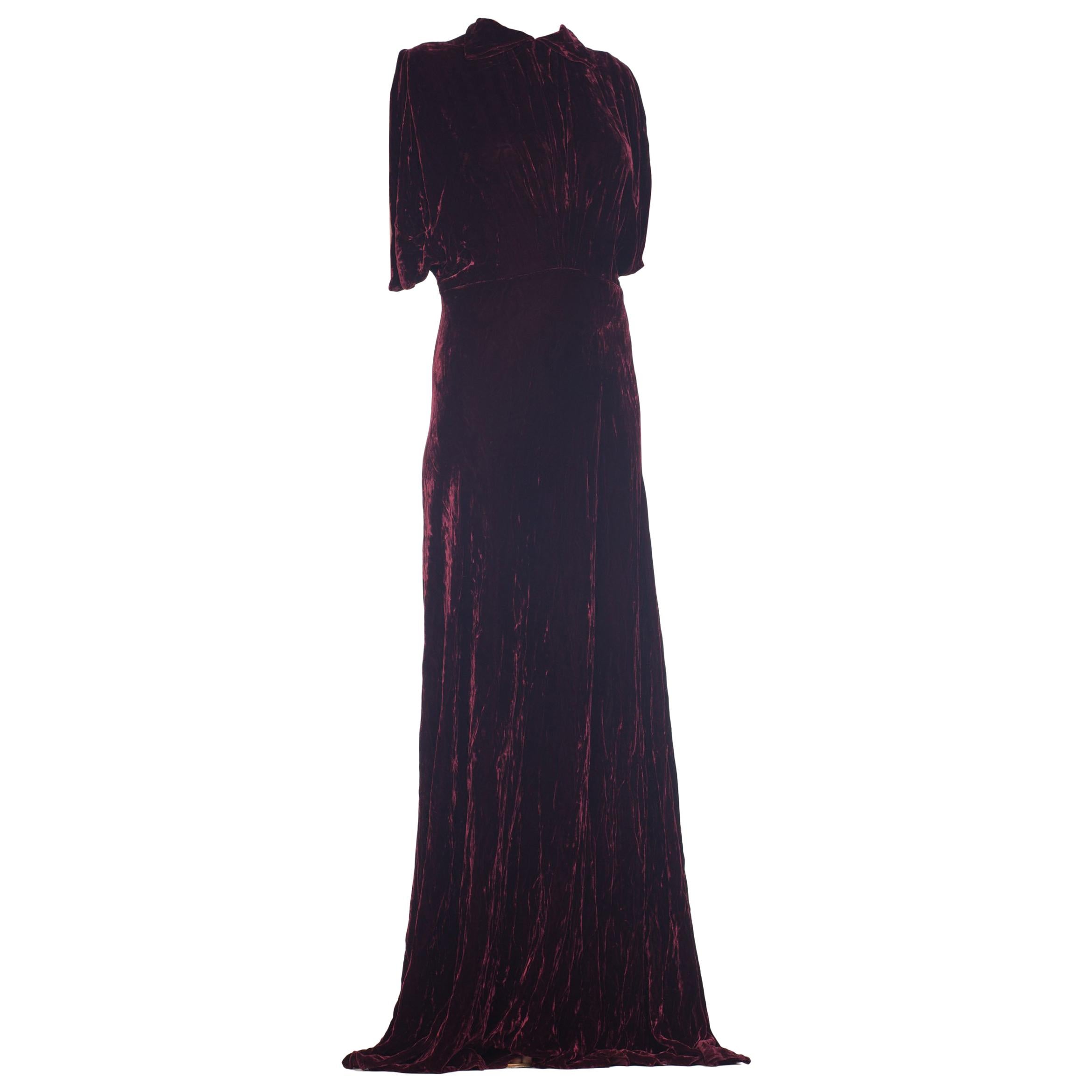 Burgunderfarbenes, schräg geschnittenes Kleid aus Seidensamt mit drapiertem Mieder und offenen Ärmeln aus den 1930er Jahren XL im Angebot