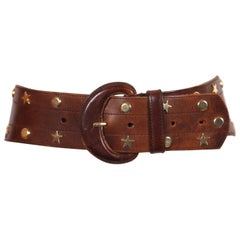 Ceinture large en cuir marron avec étoile et clous circulaires dorés, années 1980  