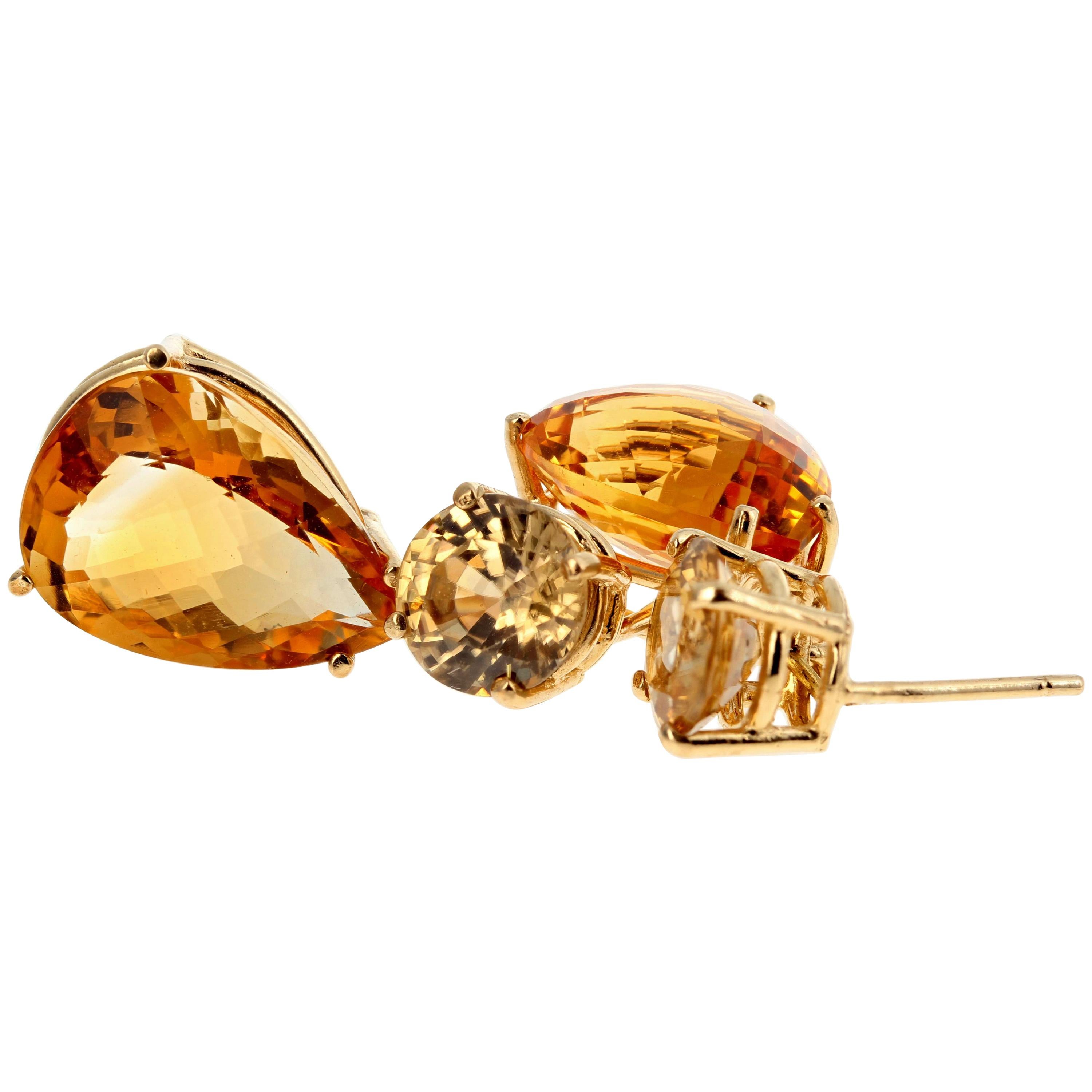Questi 15,35 carati di Citrini veri penzolano elegantemente da RARI 5,2 carati di Zirconi naturali cambogiani incastonati in orecchini a perno in oro giallo 10Kt, lunghi circa 1,1 pollici. Sono superbamente eleganti per cene e balli.  