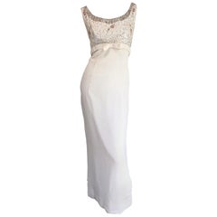 Wunderschönes 1960er Weißes Abendkleid aus Krepp mit Pailletten und Perlen aus den 60ern