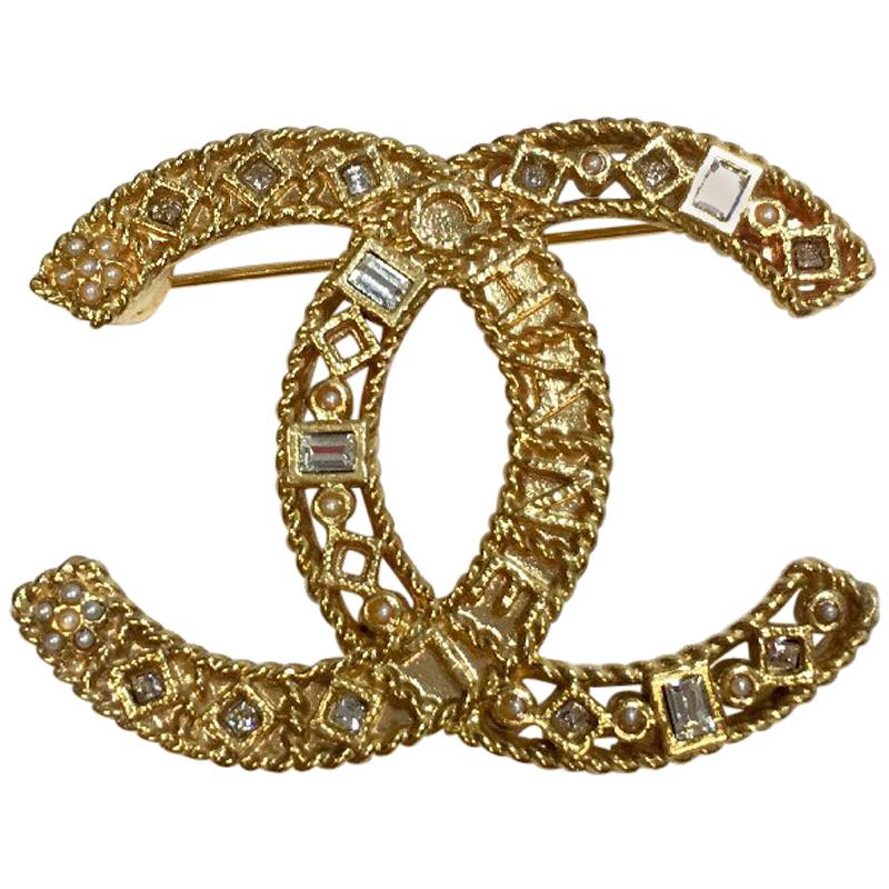 CHANEL CC Brooch in Openwork Gilt Metal, Rhinestones and Small Pearls