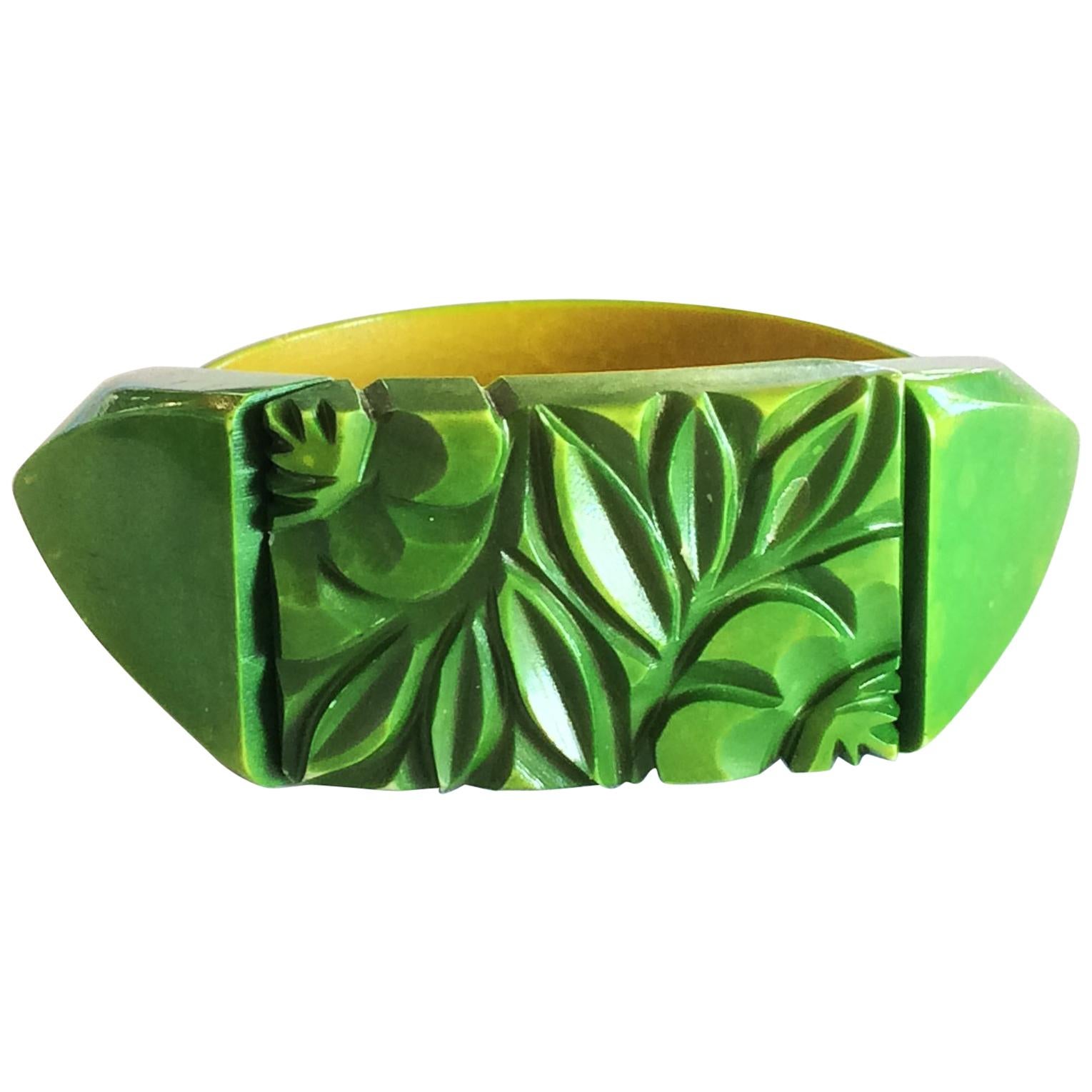 Art Deco unusual carved and overy dyed stretch bakelite bracelet bangle For Sale