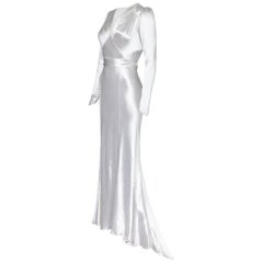 Originales weißes Seidensatin-Hochzeitskleid mit langen Ärmeln und Schrägschnitt:: 1930er Jahre