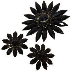 Boucles d'oreilles à clip en verre jais noir et broche à fleurs coordonnées en lucite noire, années 1950