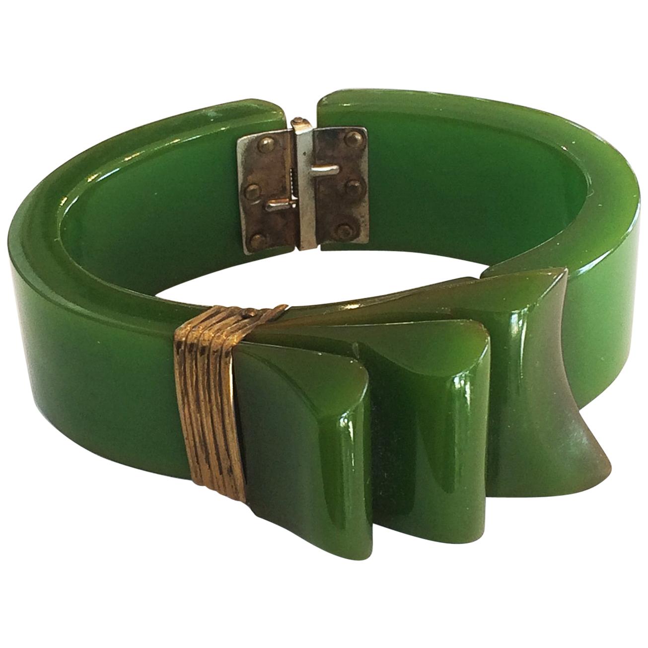 Rare Art Deco Jade Green bakelite ribbon hinged clamper bangle For Sale