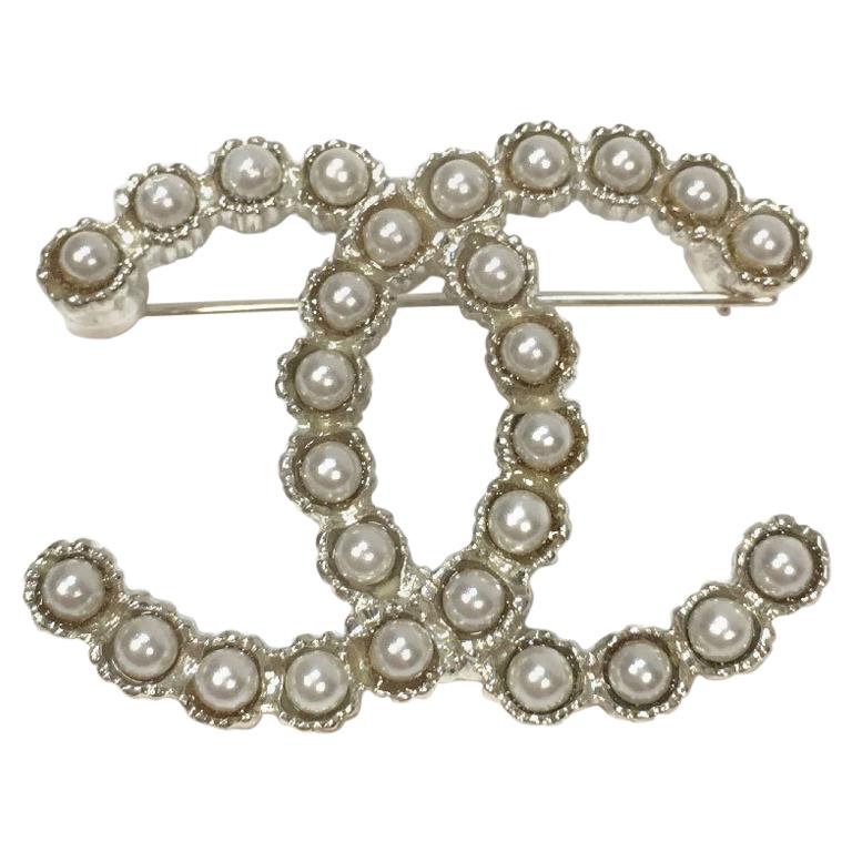 CHANEL CC Brooch in Pearls and Silver Metal