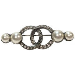 CHANEL CC Brooch in silver Metal, Rhinestones and Pearls