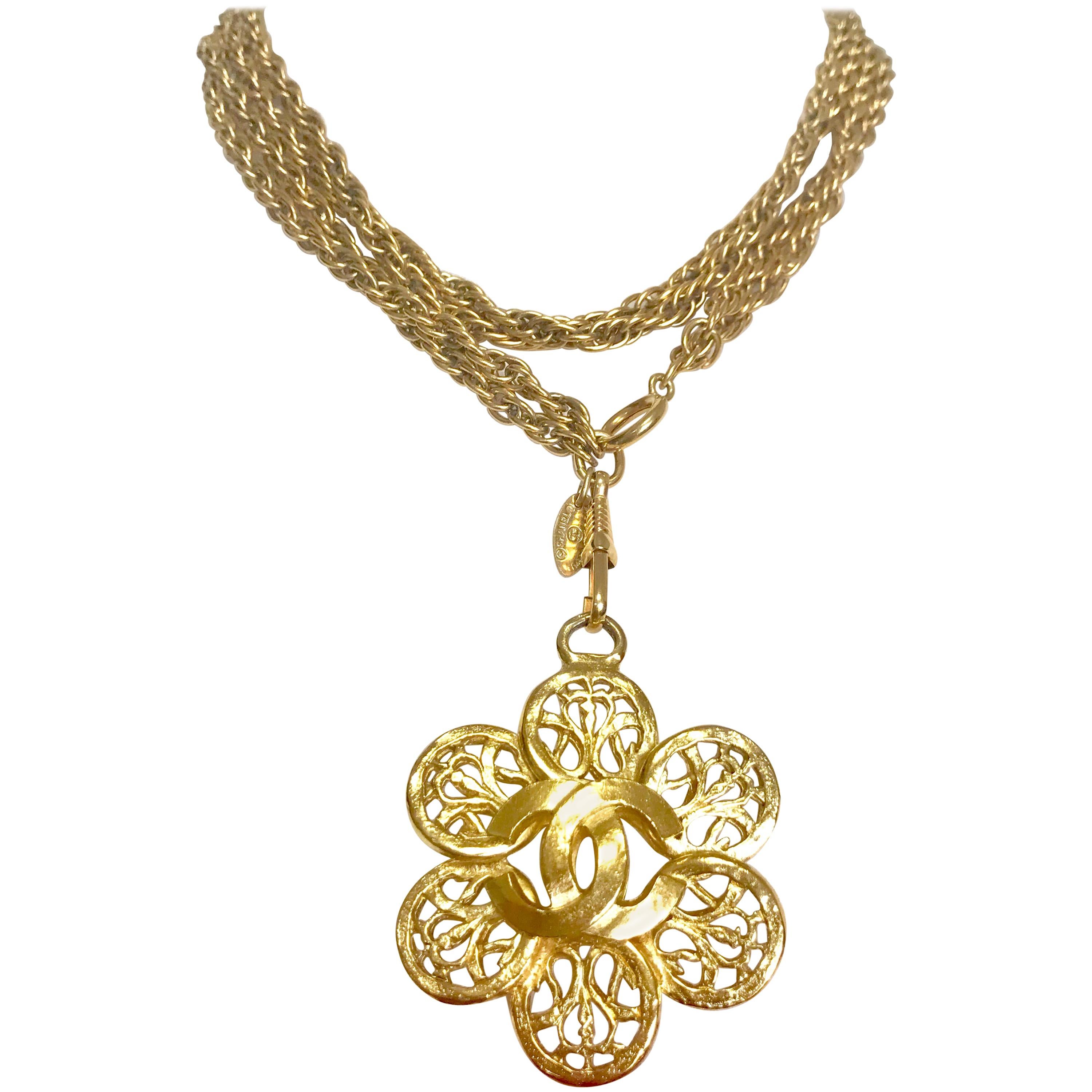 Chanel Vintage double golden skinny chain long necklace with flower CC pendant For Sale