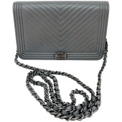 Chanel Grau Junge Brieftasche auf einer Kette Crossbody