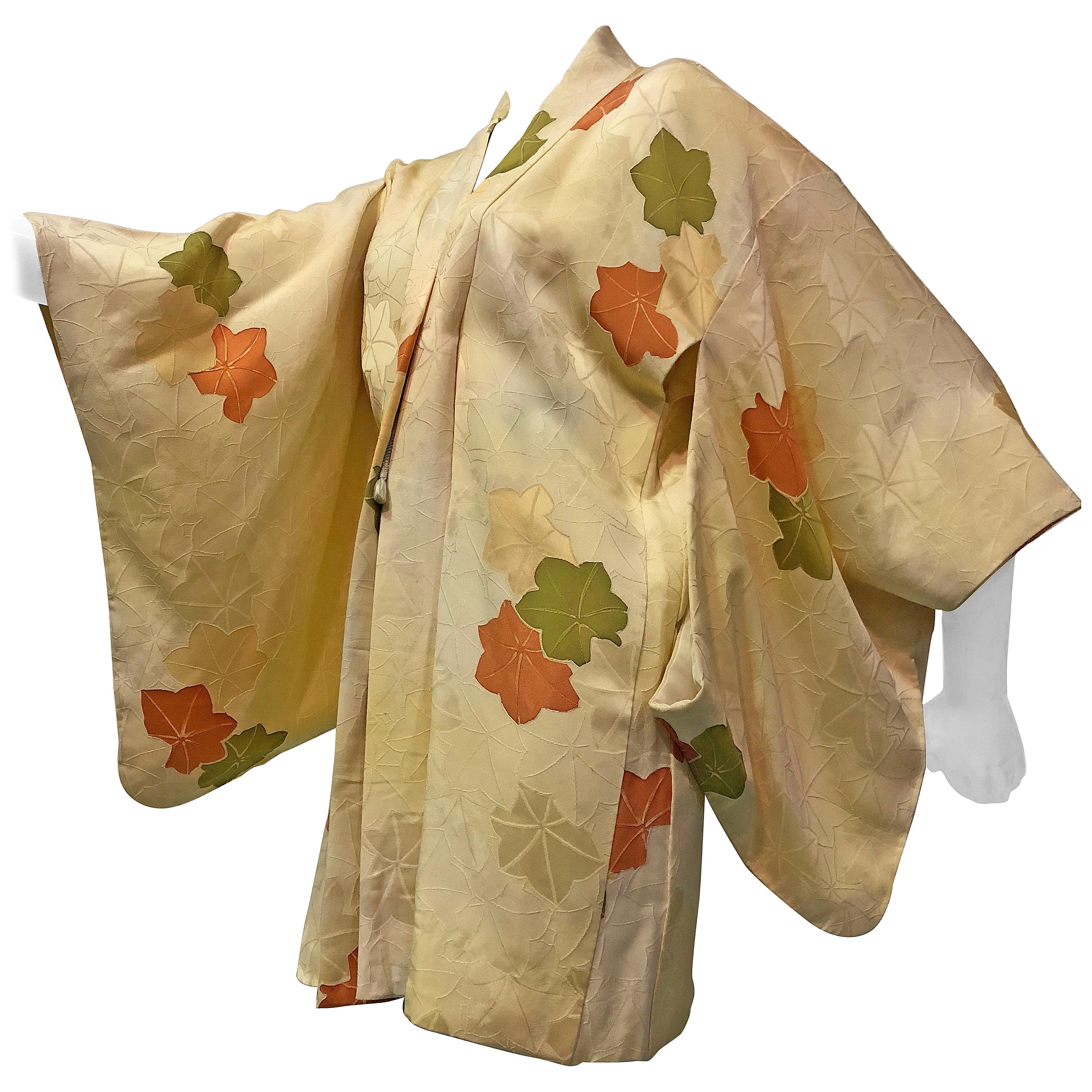 Japanischer Kimono aus Seide mit Blumendruck aus den 1960er Jahren mit Krawattenverschluss an der Vorderseite im Angebot