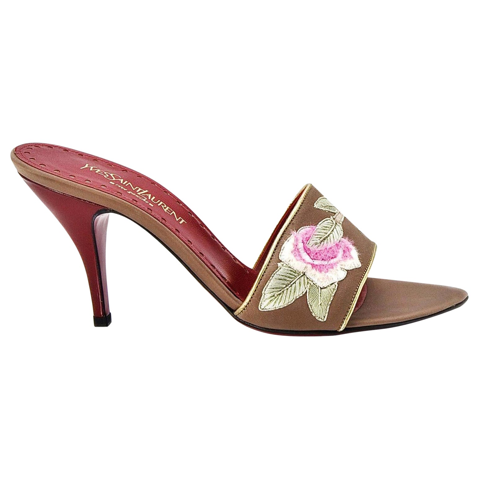 Tacones Yves Saint Laurent
Nuevo
* Tom Ford Era Lotus Slides
* Fue su última colección para Yves Saint Laurent. Se inspiró en la Colección China de 1977
Su última colección para YSL 2004
* Impresionante satén topo
* Plantilla de piel roja
* Bonitos