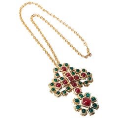 Massiccia croce rinascimentale Chanel Spilla/Pendente
