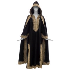 Marokkanischer schwarzer Kaftan mit goldener Stickerei und separatem Kapuze, ca. 1970er Jahre