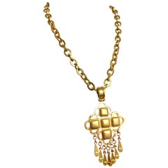 Retro CHANEL ethnic design chain necklace with golden faux pearls and cc motif