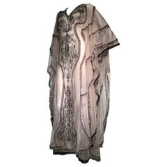 Caftan de style des années 1970 en filet de tulle et tulle beige bordé de volants avec perles argentées vintage