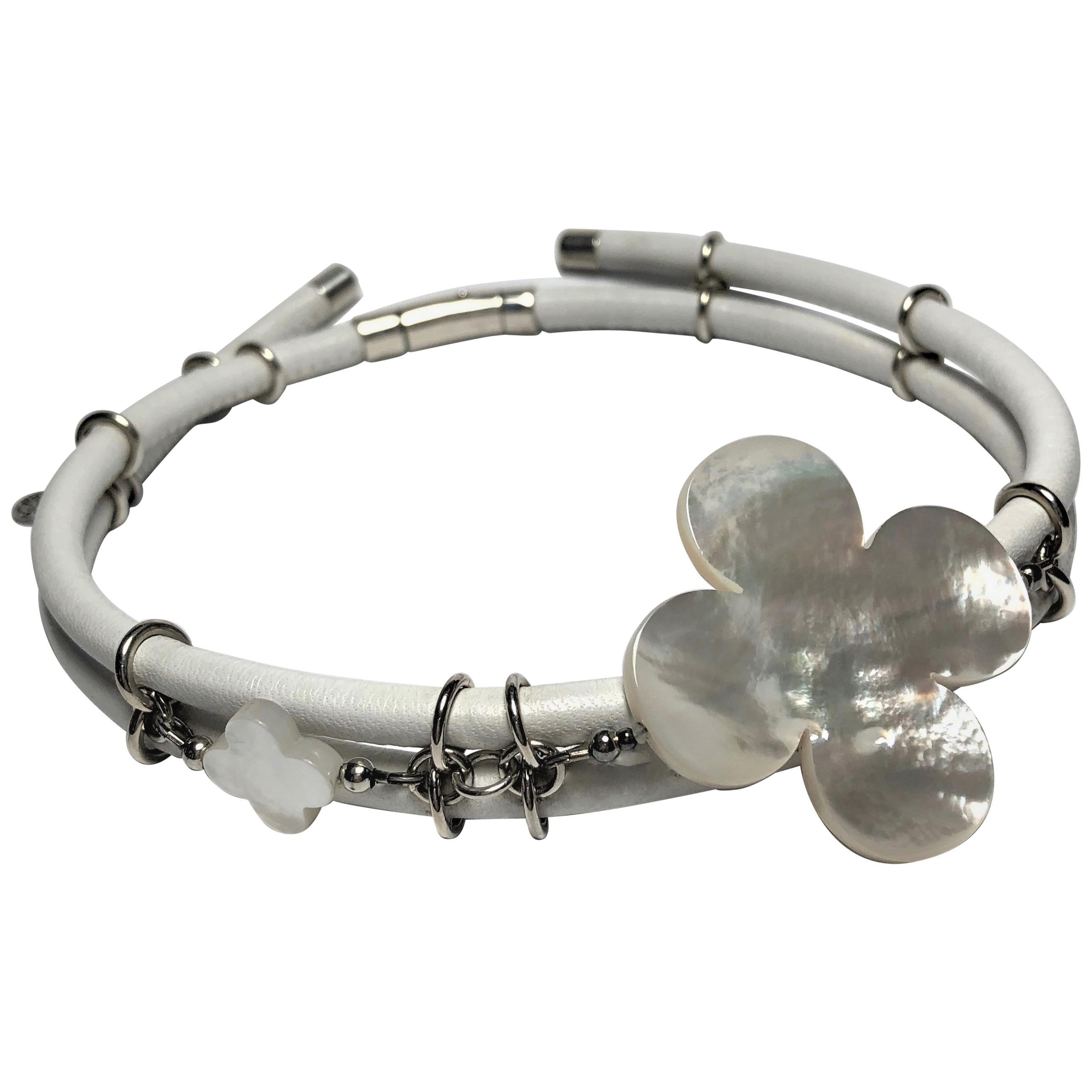Rock Lily ( NEW ) White Leather Choker With Mother-of-Pearl Clovers 925 Silver For Sale