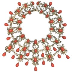 Collier en cabochon de corail et strass Kenneth Jay Lane d'Aileen Mehle:: Suzy