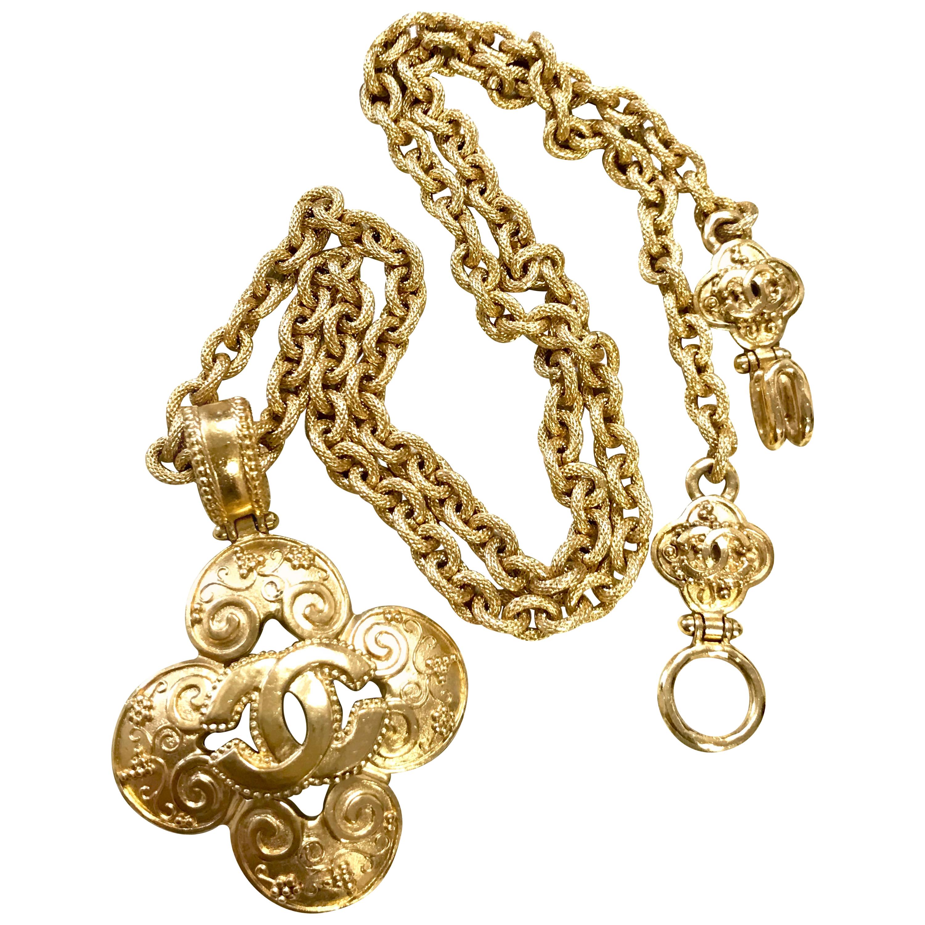 MINT. Vintage CHANEL chain necklace with arabesque petal flower, clover CC  top. For Sale at 1stDibs