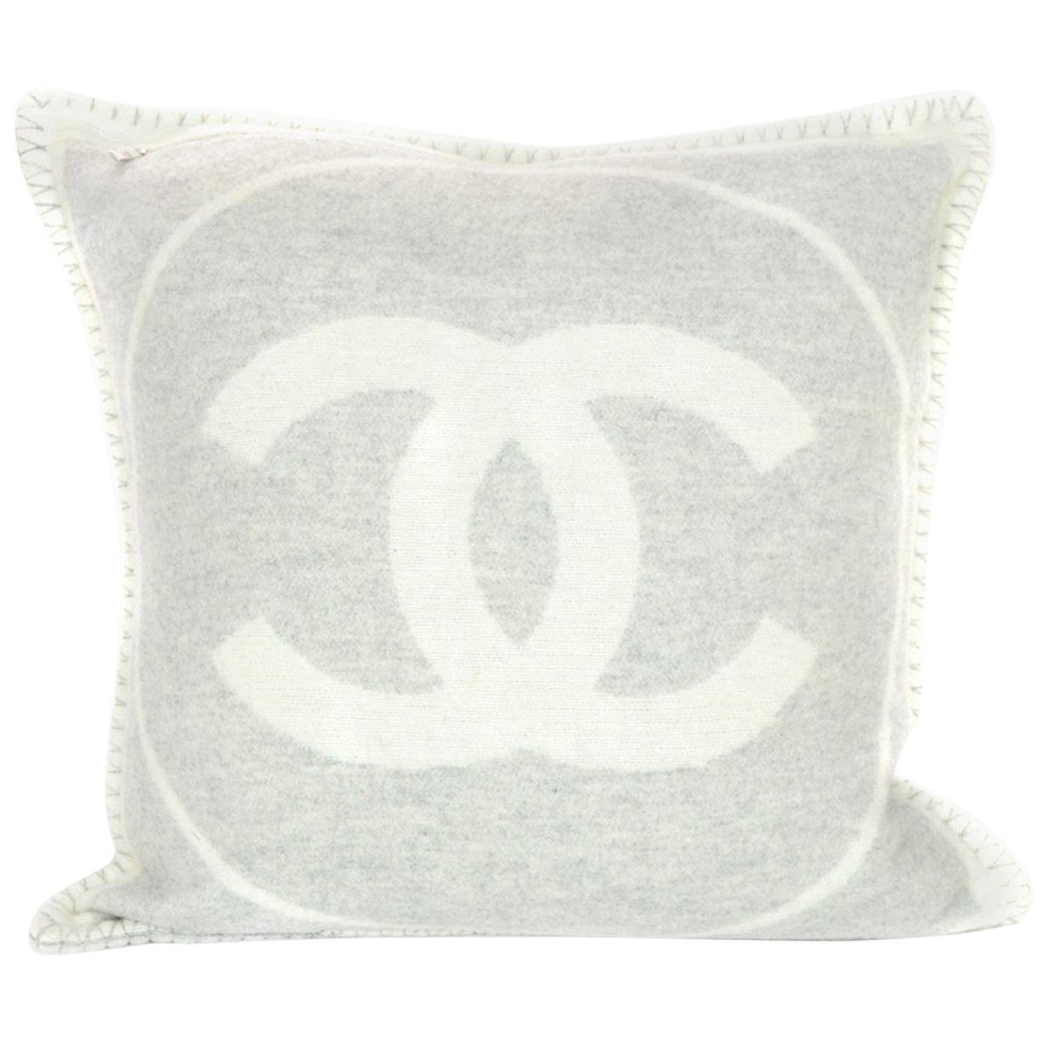 Chanel CC Wool Throw Pillow Black ref.741101 - Joli Closet