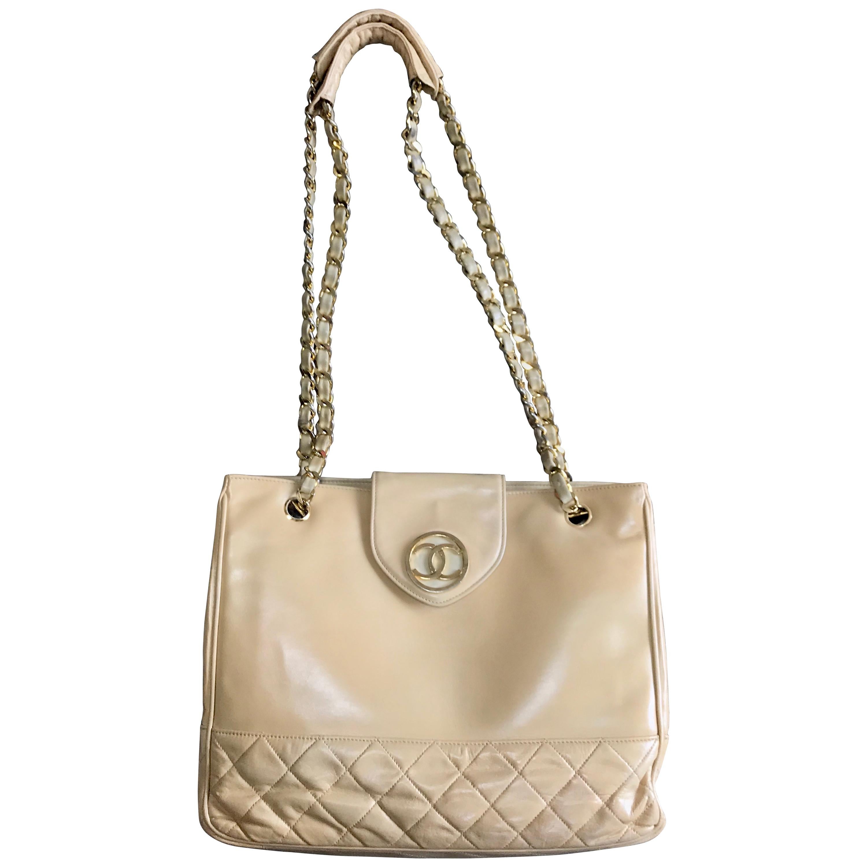 Chanel Vintage beige calf leather large chain shoulder tote bag with golden CC  For Sale