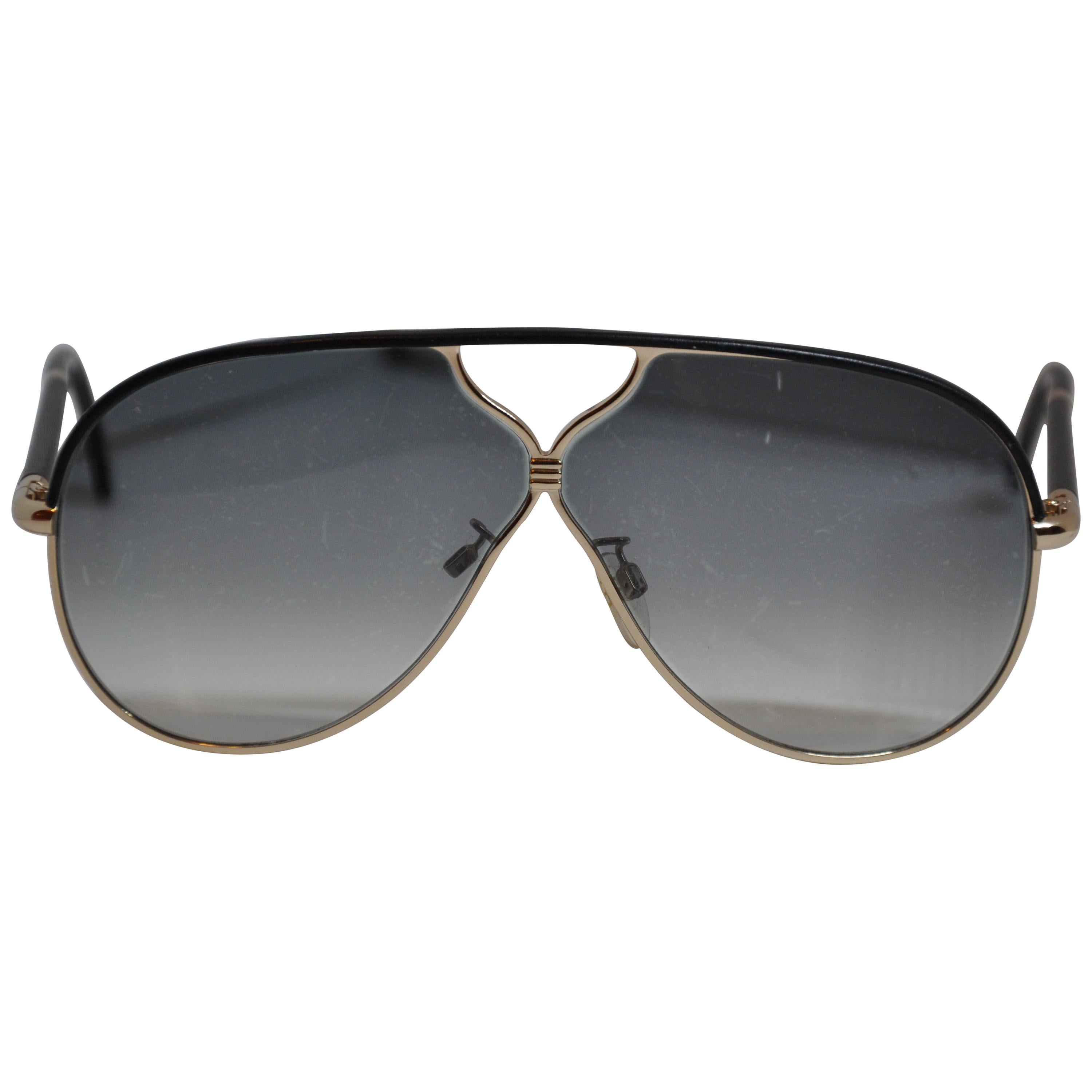 Balenciaga - Lunettes de soleil en lucite noire, avec accessoires en or doré et cuir d'agneau noir  en vente