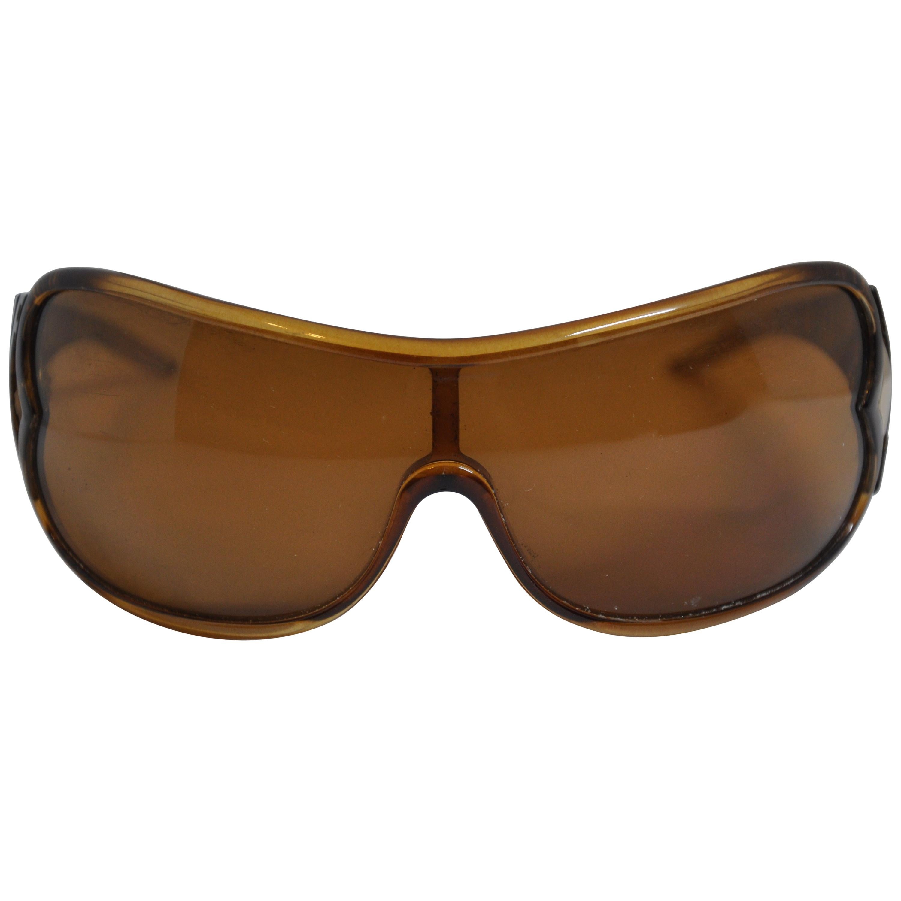 Roberto Cavalli Bold Golden Brown Etched Lucite Curved Sunglasses For Sale  at 1stDibs