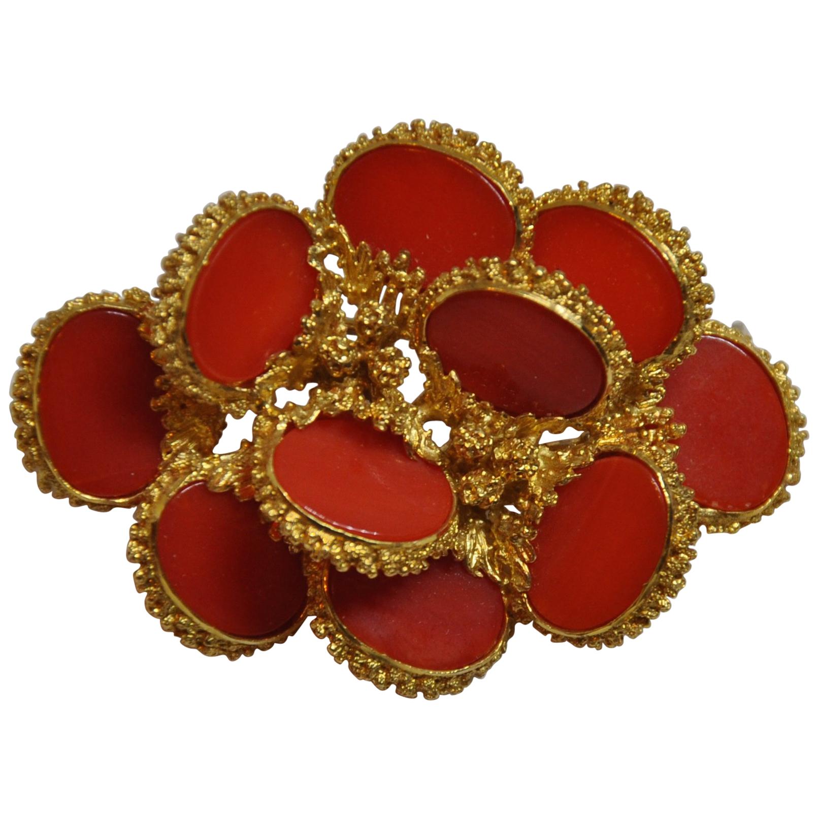 Broche/épingle à nourrice en or jaune 18 carats avec détails gravés et accentués de corail naturel en vente