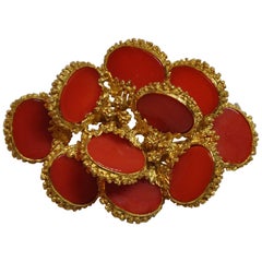 Broche/épingle à nourrice en or jaune 18 carats avec détails gravés et accentués de corail naturel