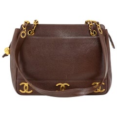 Sac à bandoulière vintage Chanel en cuir texturé marron à trois logos CC