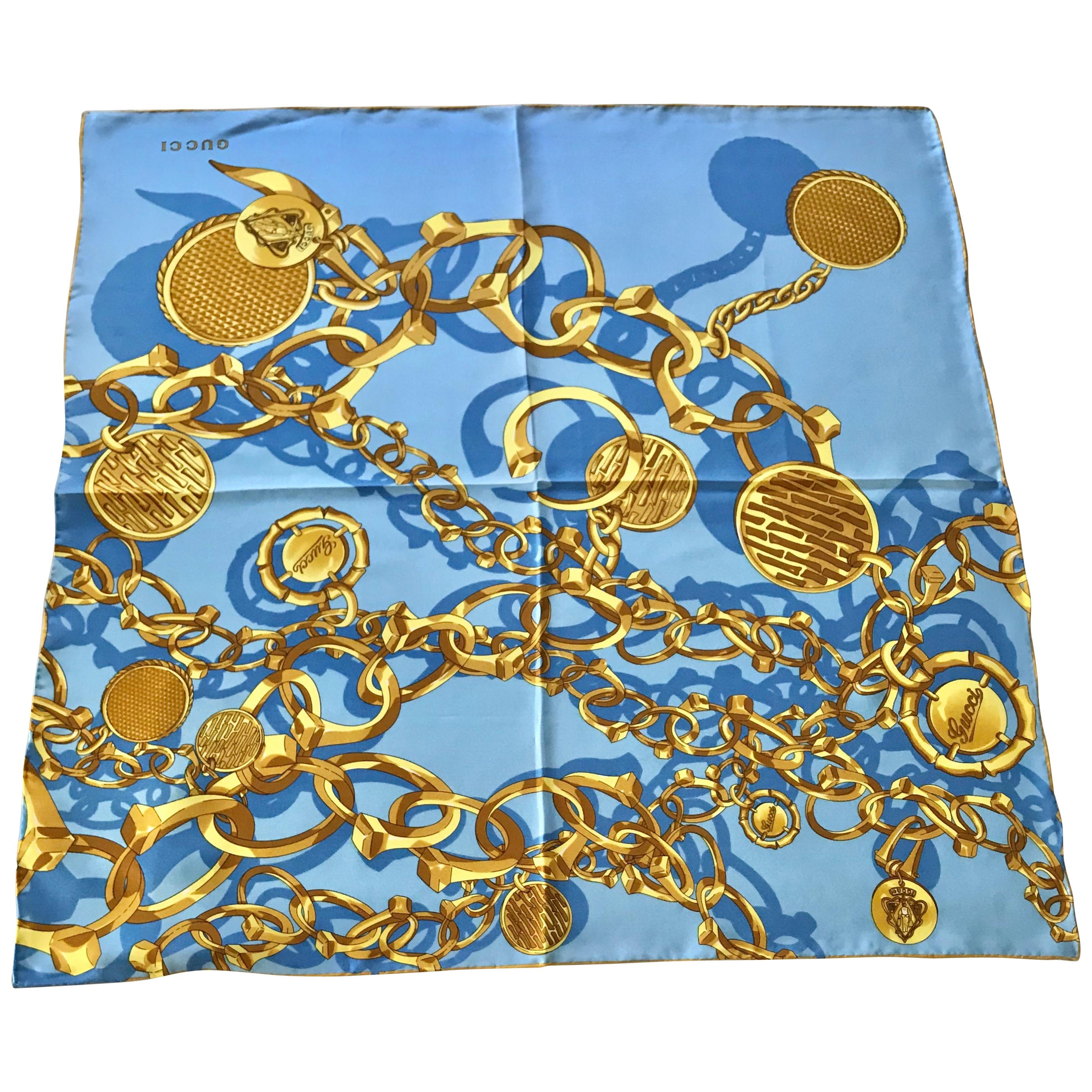 GUCCI - Écharpe en soie imprimée de boutons de chaîne, bleue et dorée 